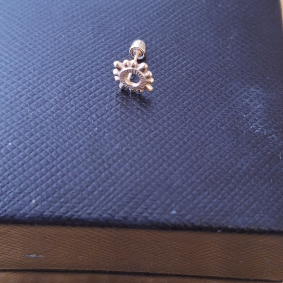 10k gold dainty sun earrings ☀️ screw back - Picture 5 of 5